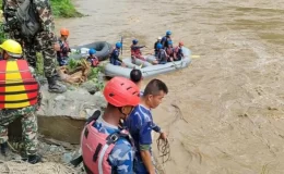 Nepal’de heyelan sonucu 65 kişiyi taşıyan 2 otobüs nehre kapıldı: Sadece üç kişi yüzerek kurtulmayı başardı
