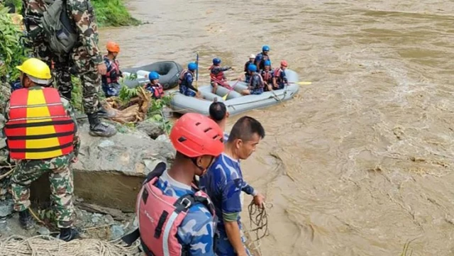 Nepal’de heyelan sonucu 65 kişiyi taşıyan 2 otobüs nehre kapıldı: Sadece üç kişi yüzerek kurtulmayı başardı