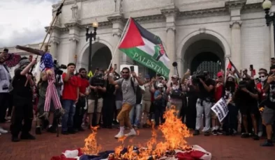 Netanyahu Kongre’de konuşurken göstericiler ABD bayrağını yaktı