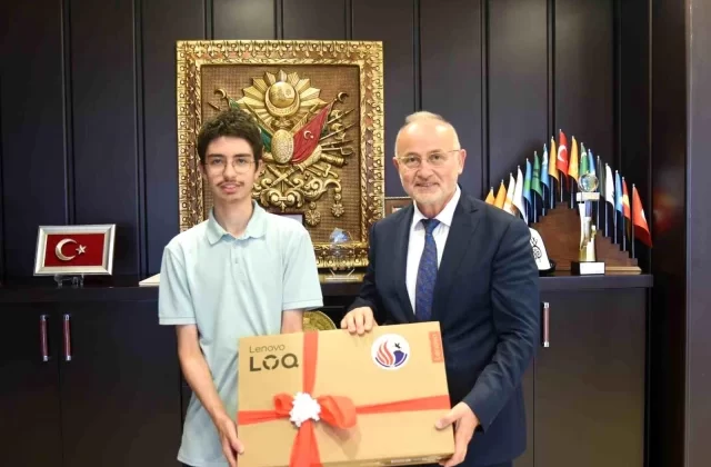 OMÜ Rektörü, LGS Türkiye birincisi öğrenciyi tebrik etti