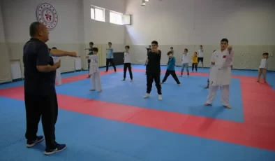 Otizmli Yunus Emre, karate kursunda sosyal hayata katılıyor