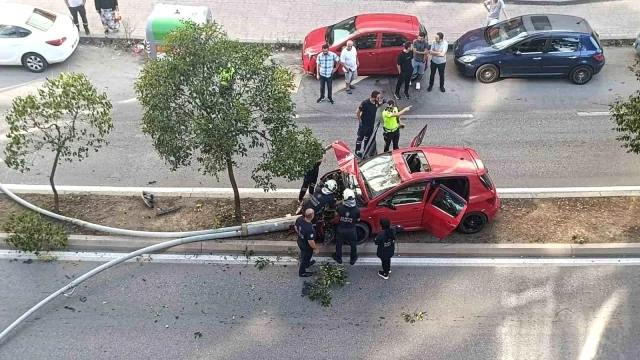 Samsun’da Otomobil Aydınlatma Direğine Çarptı: 2 Kişi Yakalandı