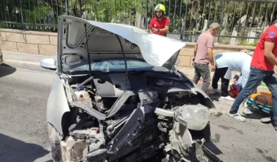 Tarsus’ta Otomobil Elektrik Direğine Çarptı: 2 Yaralı