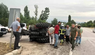 Tokat’ta otomobil ile traktör çarpıştı: İki kişi yaralandı