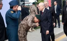 Ziyarete damga vuran an! Özel Harekat Başkanı, Devlet Bahçeli’nin elini öptü