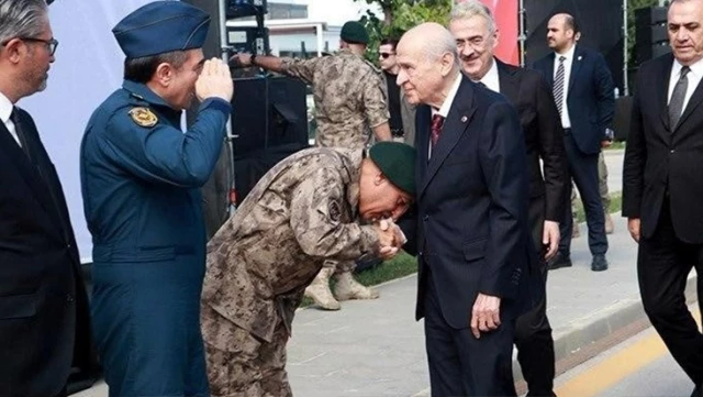 Ziyarete damga vuran an! Özel Harekat Başkanı, Devlet Bahçeli’nin elini öptü
