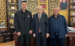 Bu fotoğrafı görenlerin aklında tek bir soru var! Mesut Özil’den MHP lideri Devlet Bahçeli’ye sürpriz ziyaret