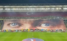 Fenerbahçeli taraftarlardan 3 tribünü birden kaplayan 30 Ağustos koreografisi