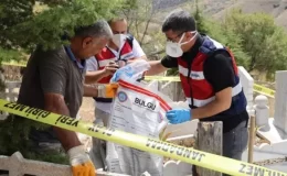 Mezarlıkta kötü koku ihbarına giden ekipler poşete sarılarak toprağa gömülmüş bebek cesedi buldu