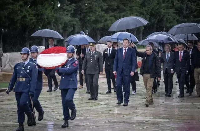 Almanya SPD Eş Genel Başkanı Klingbeil, Anıtkabir’i Ziyaret Etti