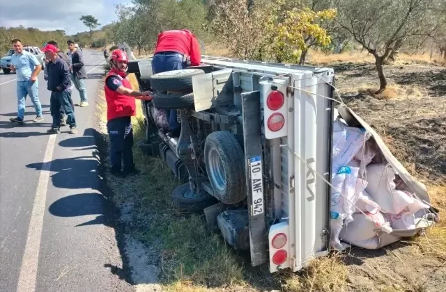 Balıkesir’de Kamyonet Devrildi: 3 Yaralı