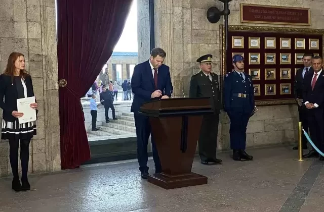 CHP Lideri Özgür Özel ve Alman SPD Başkanı Klingbeil Anıtkabir’i Ziyaret Etti