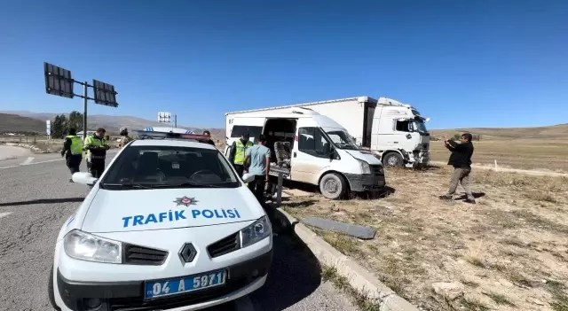 Diyadin’de Minibüs ile Tır Çarpıştı: 1’i Ağır 3 Yaralı