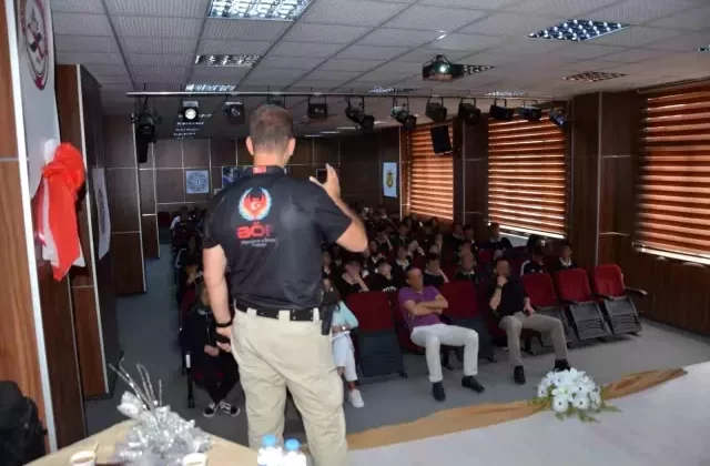 Erzurum Emniyeti’nden Lise Öğrencilerine Terörle Mücadele Eğitimi