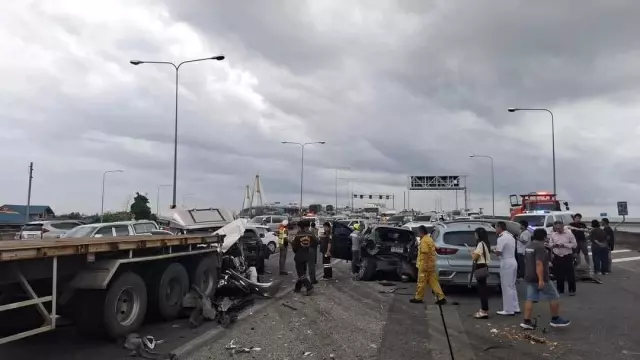 Freni boşalan tır facia yarattı! 17 araç hurdaya döndü