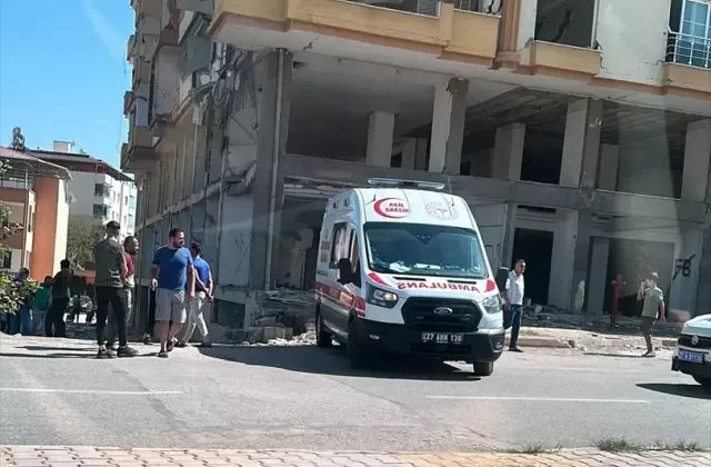 Gaziantep’te Depremde Zarar Gören Binanın İkinci Katından Düşen Kişi Hayatını Kaybetti