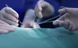 Hindistan’da sahte doktor, hastasını video izleyerek ameliyat etti