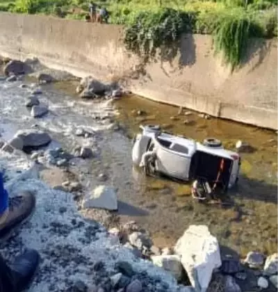 Hopa’da Kamyonet Dereye Düştü, Sürücü Yaralı