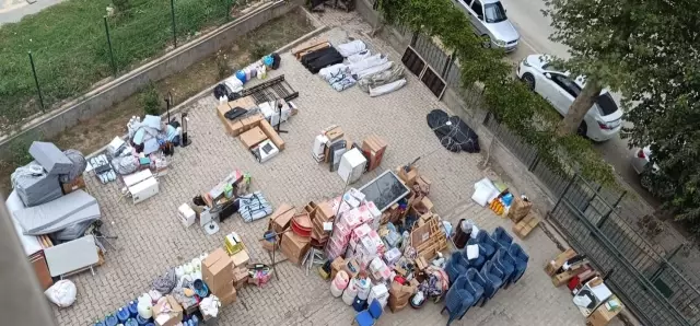 İçlerinden biri de öğretmen! Deprem yardımlarını satarken yakalandılar