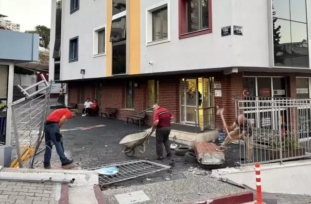 İzmir’de Kontrolden Çıkan Otomobil, Okul Bahçesine Girdi: 3 Yaralı