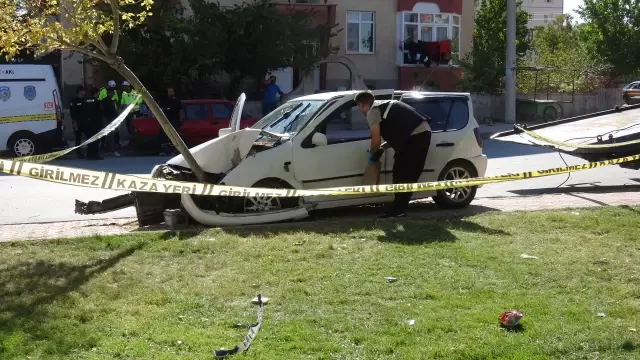 Kalp Krizi Geçiren Sürücü, Ağaçla Çarpıp Hastaneye Kaldırıldı