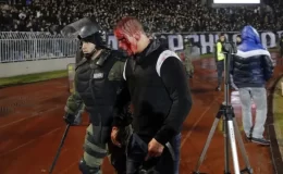 Partizan taraftarları, maç sonu soyunma odasını basıp teknik direktörü dövdü