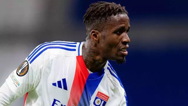 Taraftarları çileden çıkartan Wilfried Zaha, Lyon’da olay oldu