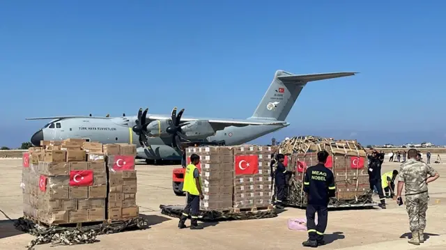 Türkiye’nin gönderdiği insani yardım uçağı Lübnan’a ulaştı