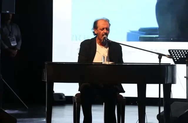 14. Kocaeli Kitap Fuarı’nda Yücel Arzen Konser Verdi