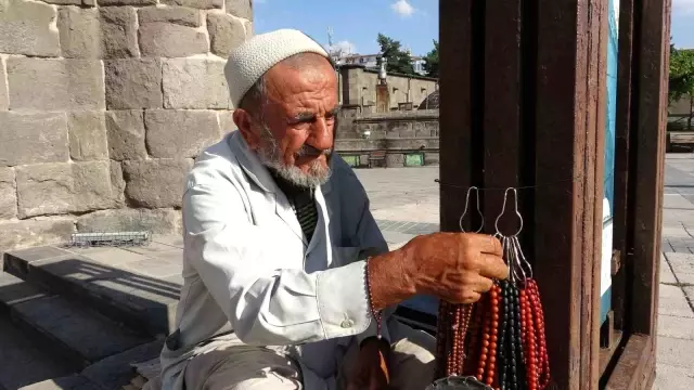 79 Yaşındaki Mehmet Dede, Emekliliğe Meydan Okuyor