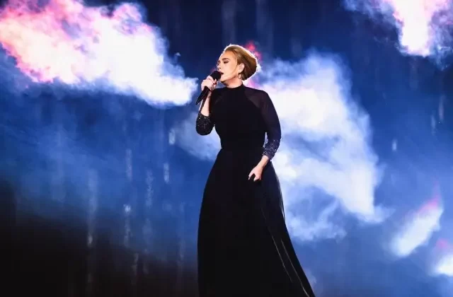 Adele, Kulak Enfeksiyonu Nedeniyle Kısmi İşitme Kaybı Yaşadığını Açıkladı