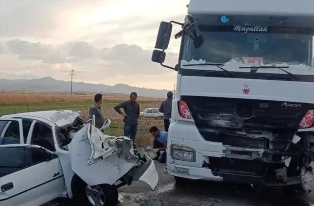 Afyonkarahisar’da Tır ve Otomobil Çarpıştı: 3 Ölü, 1 Yaralı