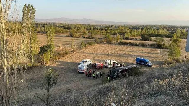 Afyonkarahisar’da yolcu otobüsü şarampole yuvarlandı: 21 yaralı