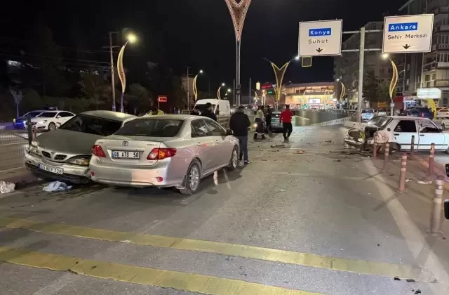 Afyonkarahisar’da Zincirleme Trafik Kazası: 2 Yaralı