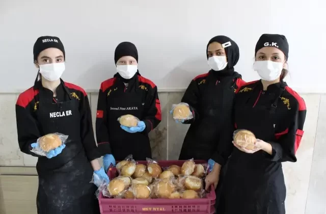 Aksaray’da Öğrenciler Ekmek Üreterek Hem Öğreniyor Hem Kazanıyor