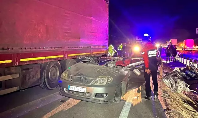 Amasya’da Feci Kaza: Lastiği Patlayan Tır Dorsasına Çarpan Otomobilin Sürücüsü Hayatını Kaybetti