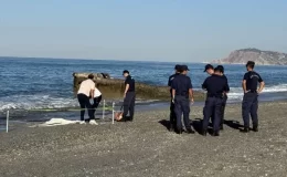 Antalya’da sahilde erkek cesedi bulundu