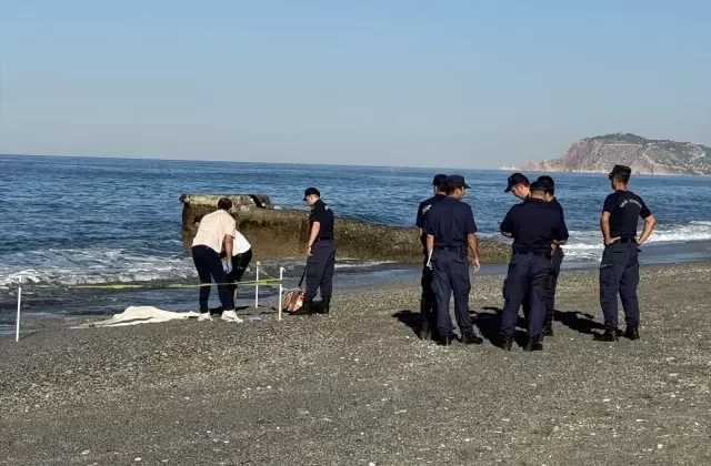 Antalya’da sahilde erkek cesedi bulundu