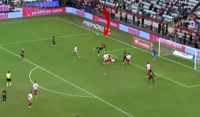 Attığı gol öyle böyle değil, Victor Osimhen resmen havada asılı kaldı