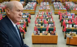 Bahçeli’nin çağrısına tepki gösteren İYİ Parti’de toplantı öncesi tüm sıralara şehit fotoğrafları konuldu