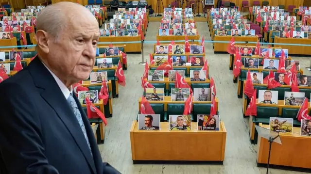 Bahçeli’nin çağrısına tepki gösteren İYİ Parti’de toplantı öncesi tüm sıralara şehit fotoğrafları konuldu