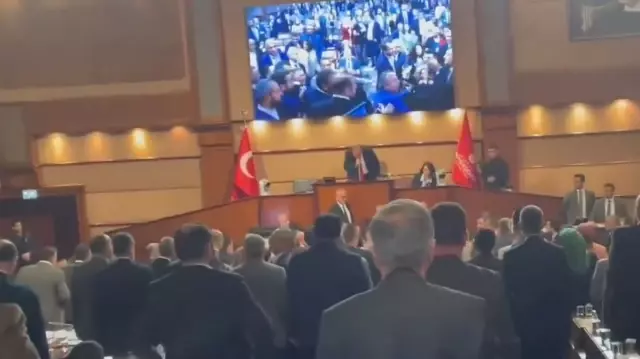 Büyükşehir Meclisi’nde gergin anlar! AKP’li ve CHP’li  üyeler birbirine girdi