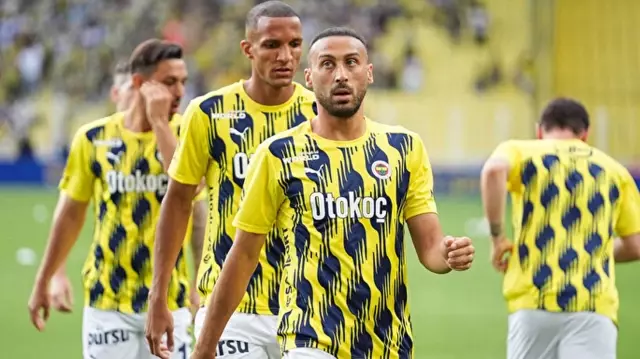 Cenk Tosun, Fenerbahçe’den ayrılacağı yönündeki iddialara son noktayı koydu