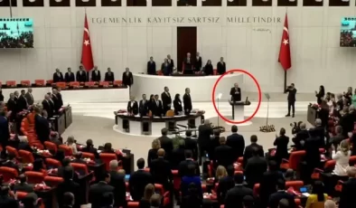 CHP’li vekiller, Cumhurbaşkanı Erdoğan Meclis’e girerken ayağa kalktı ancak alkışlamadı