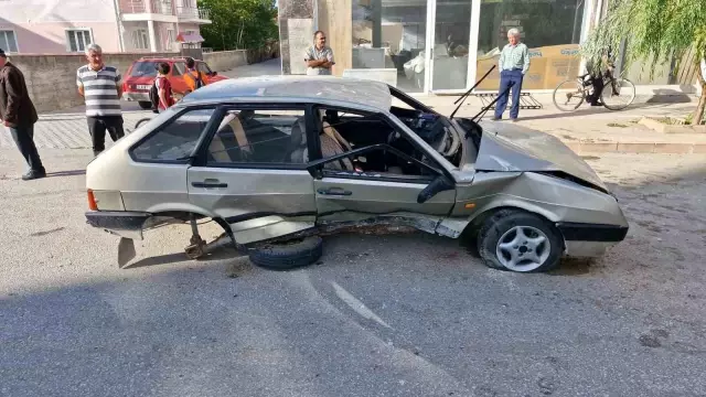 Çorum’da Kaldırıma Çarpan Otomobil Takla Attı: 2 Yaralı