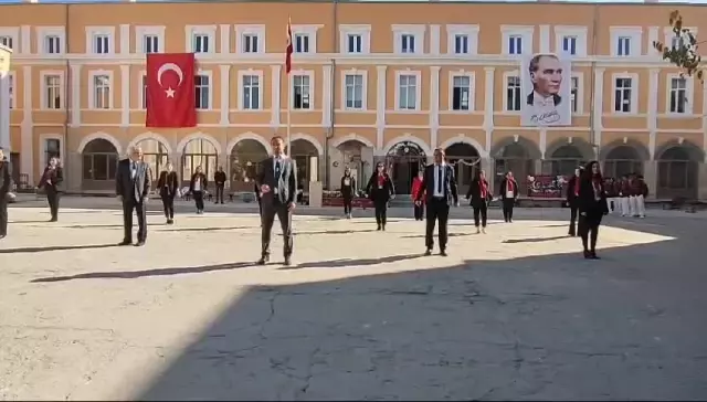 Edirne’de Cumhuriyet Bayramı’nda Öğretmenlerden Unutulmaz Zeybek Gösterisi