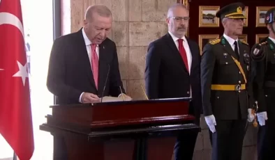 Erdoğan, Anıtkabir Özel Defteri’ni imzaladı: Vatanımızın bekasını korumak için her türlü tedbiri alıyoruz