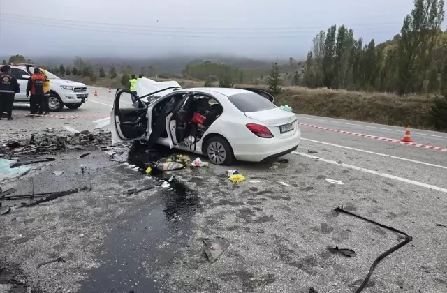 Katliam gibi kaza! İki otomobilin çarpışması sonucu 5 kişi yaşamını yitirdi