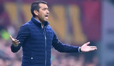 Giovanni van Bronckhorst, derbi sonrasında konuşurken kendisini zor tuttu