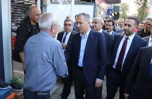 İçişleri Bakanı Yerlikaya Malatya’da Esnaf ve Vatandaşları Ziyaret Etti